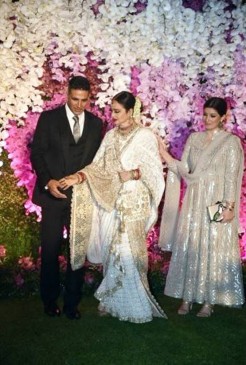 Akash ambani wedding,आकाश श्लोका की शादी में दिग्गज अभिनेत्री रेखा दिखी कुछ खास अंदाज में Akash ambani wedding,आकाश श्लोका की शादी में दिग्गज अभिनेत्री रेखा दिखी कुछ खास अंदाज में