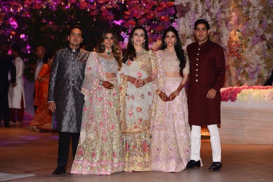 Akash ambani wedding,आकाश श्लोका की शादी में दिग्गज अभिनेत्री रेखा दिखी कुछ खास अंदाज में Akash ambani wedding,आकाश श्लोका की शादी में दिग्गज अभिनेत्री रेखा दिखी कुछ खास अंदाज में