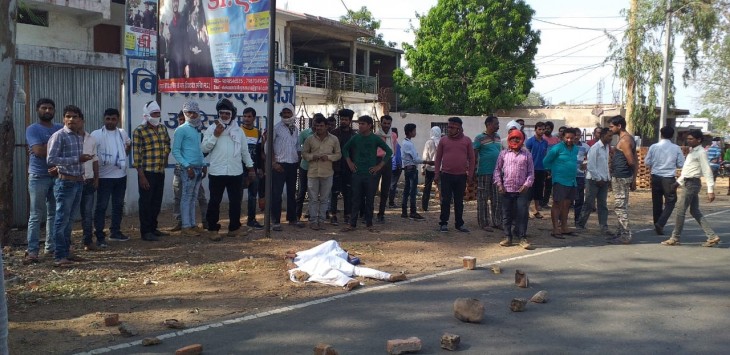 बेलगाम ट्रक ने डीएड छात्रा को कुचला, मौके पर मौत, लोगों ने किया प्रदर्शन