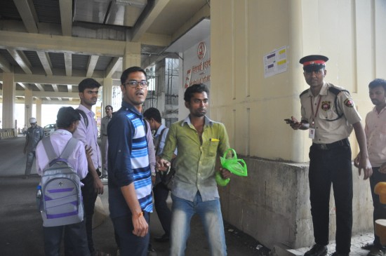 नागपुर के बर्डी मेट्रो स्टेशन पर नशे में धुत शराबी नाचने लगा, सुरक्षा व्यवस्था की खुली कलई