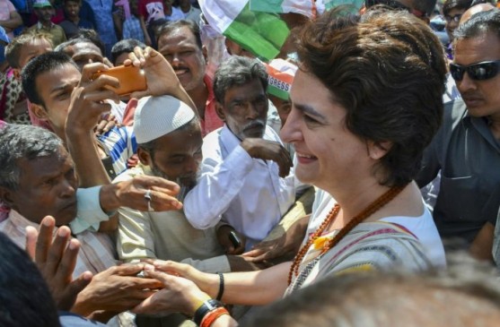 प्रियंका ने गले की माला उतारकर शास्त्री जी की प्रतिमा को पहनाई, BJP भड़की