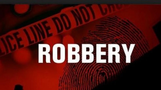 Robbers robbed motorbike and money on the tip of gun and knife