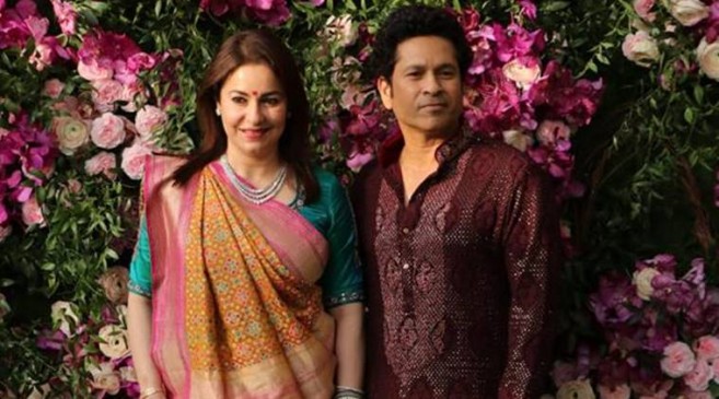 AkashShlokaWedding: कई चर्चित हस्तियां बनीं इस शाही शादी का हिस्सा, बॉलीवुड सितारों ने जमाई महफिल AkashShlokaWedding: कई चर्चित हस्तियां बनीं इस शाही शादी का हिस्सा, बॉलीवुड सितारों ने जमाई महफिल