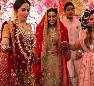 AkashShlokaWedding: कई चर्चित हस्तियां बनीं इस शाही शादी का हिस्सा, बॉलीवुड सितारों ने जमाई महफिल AkashShlokaWedding: कई चर्चित हस्तियां बनीं इस शाही शादी का हिस्सा, बॉलीवुड सितारों ने जमाई महफिल