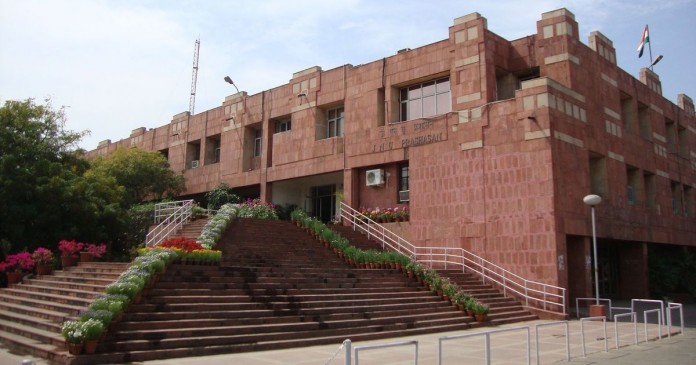 JNU में फिर हंगामा, VC बोले...छात्रों ने मेरी पत्नी को बंधक बनाया