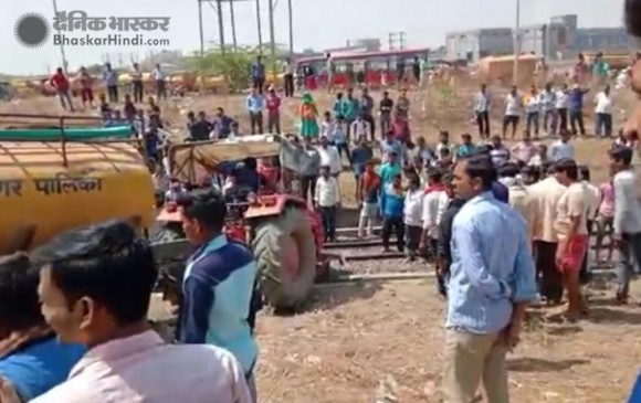 रेल पटरी पर फंसा टैंकर, ठिठकी इतवारी-नागभीड़ पैसेंजर