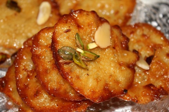होली पर खा लिया है ज्यादा खाना, इन चीजों के सेवन से आसान होगा पचाना होली पर खा लिया है ज्यादा खाना, इन चीजों के सेवन से आसान होगा पचाना