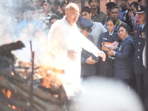 एमआई-17 क्रैश: शहीद पायलट सिद्धार्थ को स्क्वॉड्रन लीडर पत्नी ने दी अंतिम विदाई एमआई-17 क्रैश: शहीद पायलट सिद्धार्थ को स्क्वॉड्रन लीडर पत्नी ने दी अंतिम विदाई