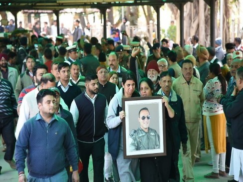 एमआई-17 क्रैश: शहीद पायलट सिद्धार्थ को स्क्वॉड्रन लीडर पत्नी ने दी अंतिम विदाई एमआई-17 क्रैश: शहीद पायलट सिद्धार्थ को स्क्वॉड्रन लीडर पत्नी ने दी अंतिम विदाई
