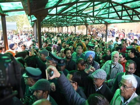 एमआई-17 क्रैश: शहीद पायलट सिद्धार्थ को स्क्वॉड्रन लीडर पत्नी ने दी अंतिम विदाई एमआई-17 क्रैश: शहीद पायलट सिद्धार्थ को स्क्वॉड्रन लीडर पत्नी ने दी अंतिम विदाई