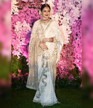 Akash ambani wedding,आकाश श्लोका की शादी में दिग्गज अभिनेत्री रेखा दिखी कुछ खास अंदाज में Akash ambani wedding,आकाश श्लोका की शादी में दिग्गज अभिनेत्री रेखा दिखी कुछ खास अंदाज में