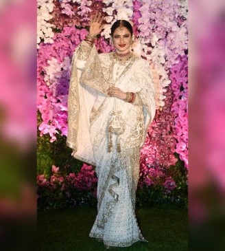 Akash ambani wedding,आकाश श्लोका की शादी में दिग्गज अभिनेत्री रेखा दिखी कुछ खास अंदाज में Akash ambani wedding,आकाश श्लोका की शादी में दिग्गज अभिनेत्री रेखा दिखी कुछ खास अंदाज में
