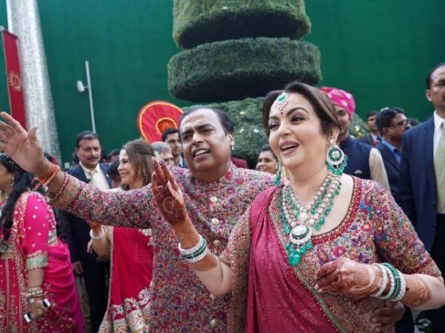 AkashShlokaWedding: कई चर्चित हस्तियां बनीं इस शाही शादी का हिस्सा, बॉलीवुड सितारों ने जमाई महफिल AkashShlokaWedding: कई चर्चित हस्तियां बनीं इस शाही शादी का हिस्सा, बॉलीवुड सितारों ने जमाई महफिल