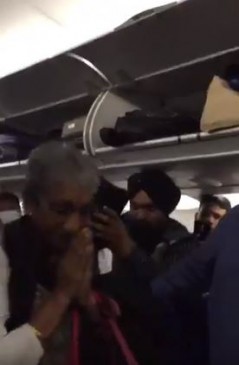 कैप्टन अभिनंदन के माता-पिता का दिल्ली एयरपोर्ट पर जोरदार स्वागत