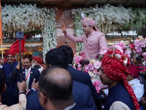 AkashShlokaWedding: कई चर्चित हस्तियां बनीं इस शाही शादी का हिस्सा, बॉलीवुड सितारों ने जमाई महफिल AkashShlokaWedding: कई चर्चित हस्तियां बनीं इस शाही शादी का हिस्सा, बॉलीवुड सितारों ने जमाई महफिल