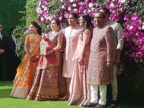 AkashShlokaWedding: कई चर्चित हस्तियां बनीं इस शाही शादी का हिस्सा, बॉलीवुड सितारों ने जमाई महफिल AkashShlokaWedding: कई चर्चित हस्तियां बनीं इस शाही शादी का हिस्सा, बॉलीवुड सितारों ने जमाई महफिल