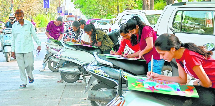 In Nagpur city, youth show creativity along with the enjoyment