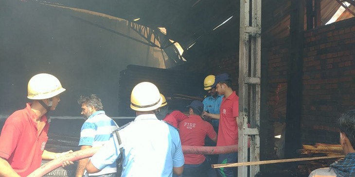 नागपुर के महलगांव कापसी में चार आरा मशीनों में आग नागपुर के महलगांव कापसी में चार आरा मशीनों में आग