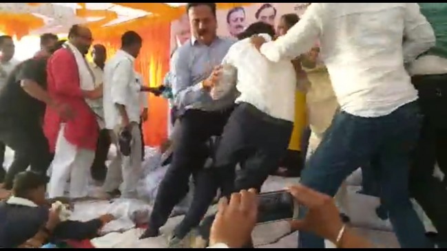टिकट कटने से नाराज भाजपा नेता और कार्यकर्ताओं के बीच जमकर चले लात-घूंसे, वीडियो वायरल टिकट कटने से नाराज भाजपा नेता और कार्यकर्ताओं के बीच जमकर चले लात-घूंसे, वीडियो वायरल