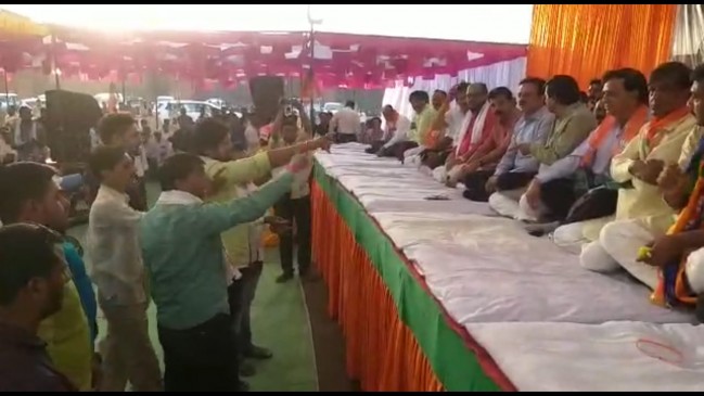 टिकट कटने से नाराज भाजपा नेता और कार्यकर्ताओं के बीच जमकर चले लात-घूंसे, वीडियो वायरल टिकट कटने से नाराज भाजपा नेता और कार्यकर्ताओं के बीच जमकर चले लात-घूंसे, वीडियो वायरल