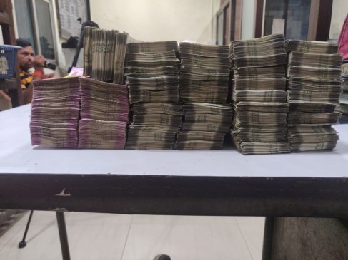 7 lakh cash seized by Election Commission from three different places 7 lakh cash seized by Election Commission from three different places