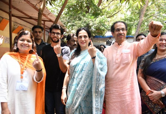 लाईन में लगे सितारे, तैमूर के साथ आईं करीना, बच्चन परिवार ने भी किया मतदान लाईन में लगे सितारे, तैमूर के साथ आईं करीना, बच्चन परिवार ने भी किया मतदान