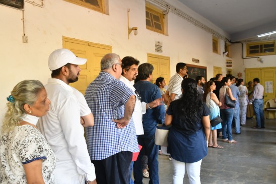 लाईन में लगे सितारे, तैमूर के साथ आईं करीना, बच्चन परिवार ने भी किया मतदान लाईन में लगे सितारे, तैमूर के साथ आईं करीना, बच्चन परिवार ने भी किया मतदान