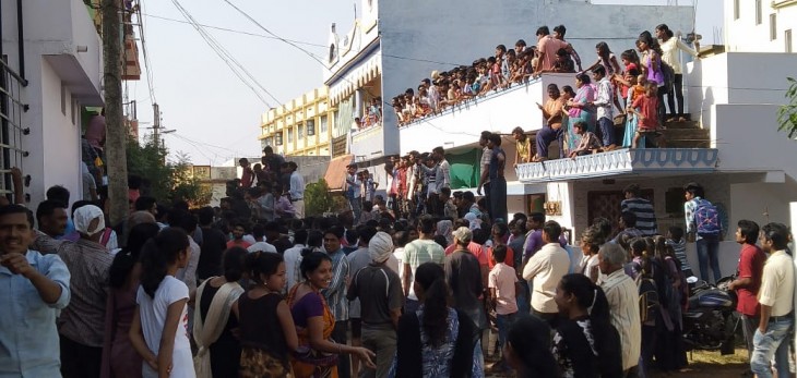 चंद्रपुर के ब्रह्मपुरी में घुसा भालू चंद्रपुर के ब्रह्मपुरी में घुसा भालू