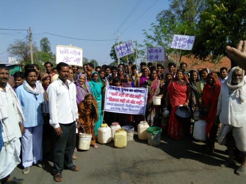 नहीं है पीने का पानी, चुनाव का बहिष्कार की चेतावनी, पिपरिया राजगुरू में ग्रामीणों ने किया विरोध प्रदर्शन