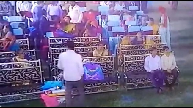 शादी में मेहमान बनकर आया चोर, खाया-पीया और उठा ले गया पर्स, देखिए चोरी का LIVE VIDEO