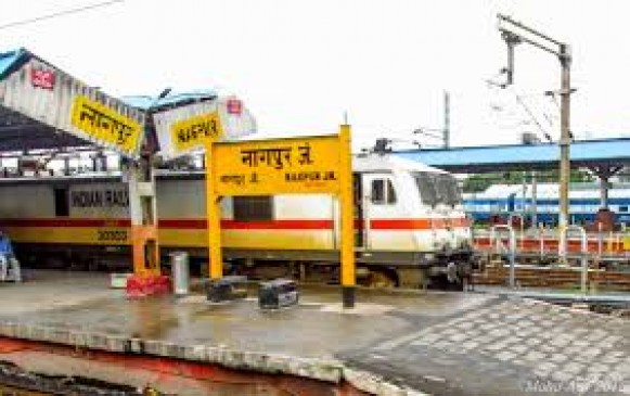 हड़ताल पर सफाईकर्मी : नागपुर स्टेशन पर पसरी गंदगी, मिनिमम वेज नहीं दे रहा ठेकेदार
