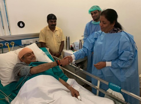 थरूर से मिलने अस्पताल पहुंची रक्षामंत्री, ट्वीट कर बोले शशि- अभिभूत हूं