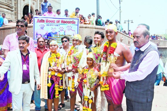Sukhdev dhurve and his family create asian swimming record