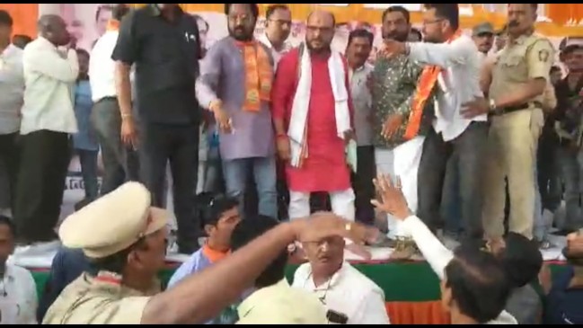 टिकट कटने से नाराज भाजपा नेता और कार्यकर्ताओं के बीच जमकर चले लात-घूंसे, वीडियो वायरल 