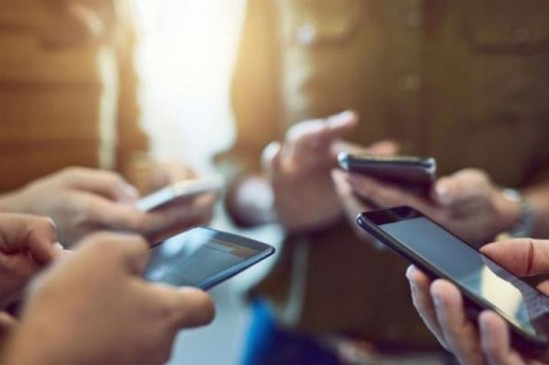 Gambling on mobile phones, youth playing three-leaf game