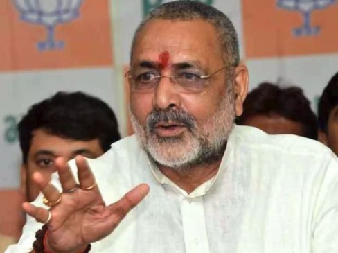 गिरिराज सिंह का विवादित बयान, कहा- कब्र के लिए जमीन चाहिए तो बोलना होगा वंदेमातरम 
