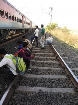 इंजिन फेल होने से मुंबई लाइन पर अटकी जबलपुर-अमरावती एक्सप्रेस, 50 मिनट ट्रेने लेट