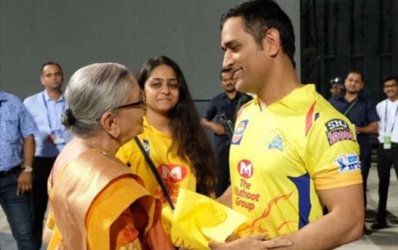 मैच के बाद ड्रेसिंग रूम से बाहर आकर अपनी स्पेशल फैन से मिले धोनी, देखें वीडियो मैच के बाद ड्रेसिंग रूम से बाहर आकर अपनी स्पेशल फैन से मिले धोनी, देखें वीडियो