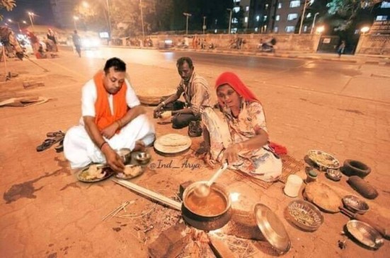 No Fake News: क्या संबित पात्रा ने गरीबों के साथ फुटपाथ पर बैठकर खाना खाया?