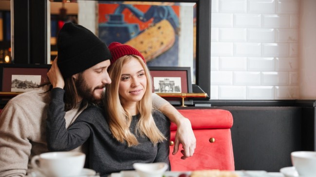 Relationship: पार्टनर की आदतों से जानें पार्टनर का प्यार रियल है या सिर्फ फिजिकल