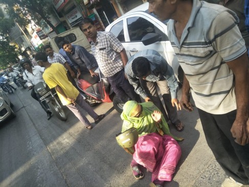 Two-wheeler slipped due to oil on road, Near 18 accidents one after another Two-wheeler slipped due to oil on road, Near 18 accidents one after another