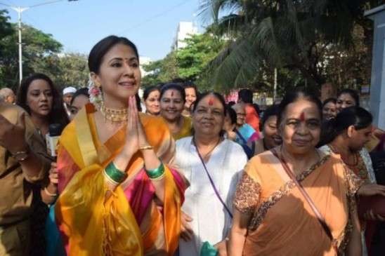 गुडी पड़वा: उर्मिला ने खुद ढोल बजाकर किया डांस, महाराष्ट्रीयन लुक में लग रही थीं खूबसूरत