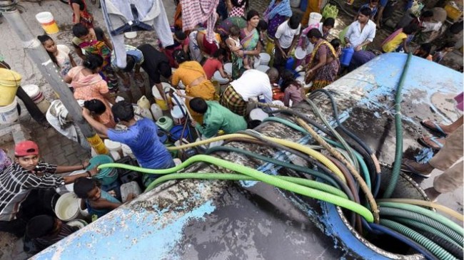 महाराष्ट्र के 3699 गावों में टैंकर से हो रही जलापूर्ति -  गहरा रहा सूखे का संकट