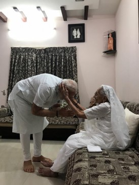 प्रचंड जीत के बाद मोदी ने लिया अपनी मां का आशीर्वाद, सरदार पटेल को माल्यार्पण भी किया प्रचंड जीत के बाद मोदी ने लिया अपनी मां का आशीर्वाद, सरदार पटेल को माल्यार्पण भी किया