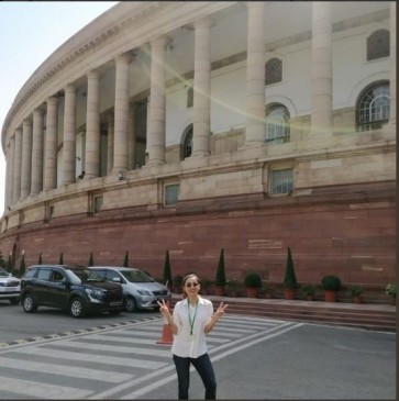 बंगाली एक्ट्रेस मिमी और नुसरत का बतौर MP संसद में पहला दिन, आप भी देखें बंगाली एक्ट्रेस मिमी और नुसरत का बतौर MP संसद में पहला दिन, आप भी देखें