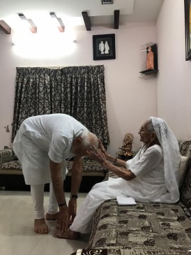 प्रचंड जीत के बाद मोदी ने लिया अपनी मां का आशीर्वाद, सरदार पटेल को माल्यार्पण भी किया प्रचंड जीत के बाद मोदी ने लिया अपनी मां का आशीर्वाद, सरदार पटेल को माल्यार्पण भी किया