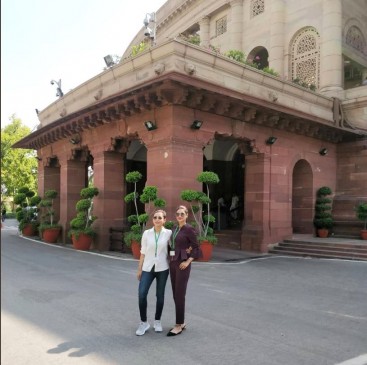 बंगाली एक्ट्रेस मिमी और नुसरत का बतौर MP संसद में पहला दिन, आप भी देखें बंगाली एक्ट्रेस मिमी और नुसरत का बतौर MP संसद में पहला दिन, आप भी देखें