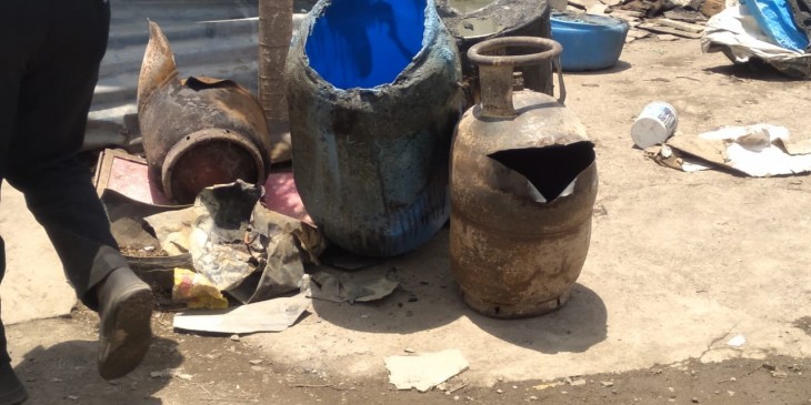 महज 20 मिनट में खाक हो गए 11 आशियाने, 6 गैस सिलेंडरों में हुआ विस्फोट महज 20 मिनट में खाक हो गए 11 आशियाने, 6 गैस सिलेंडरों में हुआ विस्फोट