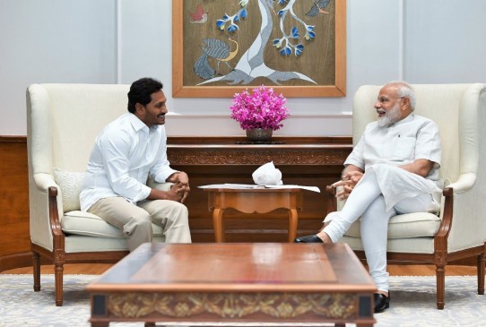 दिल्ली: पीएम से मिले जगन मोहन रेड्डी, मोदी ने गले लगाकर दी जीत की बधाई दिल्ली: पीएम से मिले जगन मोहन रेड्डी, मोदी ने गले लगाकर दी जीत की बधाई
