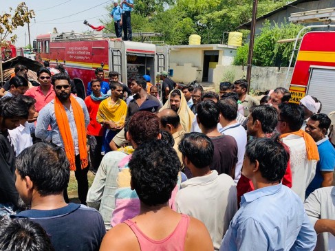 महज 20 मिनट में खाक हो गए 11 आशियाने, 6 गैस सिलेंडरों में हुआ विस्फोट महज 20 मिनट में खाक हो गए 11 आशियाने, 6 गैस सिलेंडरों में हुआ विस्फोट